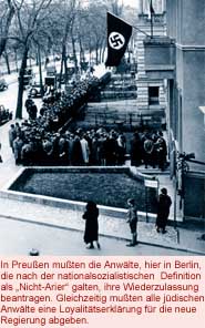 In Preuen muten die Anwlte, hier in Berlin, die nach der nationalsozialistischen  Definition als "Nicht-Arier" galten, ihre Wiederzulassung beantragen. Gleichzeitig muten alle jdischen Anwlte eine Loyalittserklrung fr die neue Regierung abgeben. - Fotoquelle: Scherl -Foto/ Sddeutscher Verlag